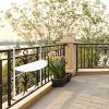 Relaxdays Table de balcon pliante pliable appoint table suspendue rabattable BASTIAN rotin hauteur réglable 63x60x84 cm, noir