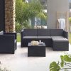 Bestmobilier - Figari - Salon Bas de Jardin 5 Places - en résine tressée injectée - Noir avec Coussins Gris - Pouf modulable