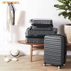 Amazon Basics Valise rigide à roulettes pivotantes de qualité avec serrure TSA intégrée - 55 cm, Gris