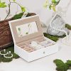 51j5j64KlWL._AC_.jpg SONGMICS Boîte à bijoux, Organisateur à bijoux avec 2 tiroirs, Coffre à bijoux verrouillable avec miroir, Boîte de voyage portable, doublure en velours, idée cadeau, Blanc JBC121W