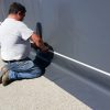 412TYZGG0NL._AC_.jpg Atout Loisir Abri Tunnel Deschamps en larg 6m Pas à 1.50m, L 9 m, Type Camion 640 GR/m² Gris Clair, Façade 1 Porte Double et 1 façade Pleine, Fixation au Sol Sol béton