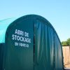 41hIozcKfLL._AC_.jpg Atout Loisir Abri Tunnel Deschamps en larg 6m Pas à 1.50m, L 9 m, Type Camion 640 GR/m² Gris Clair, Façade 1 Porte Double et 1 façade Pleine, Fixation au Sol Sol béton