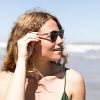 51HhlW4UMAL._SL500_.jpg GOWOOD Lunettes de soleil femmes et hommes rondes en bois de noyer avec verres une pièce noir polarisées