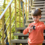 Enfant utilisant une montre SmartWatch