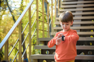 Enfant utilisant une montre SmartWatch