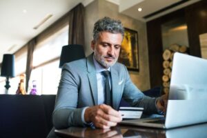 Entrepreneur utilisant sa carte bancaire professionnelle