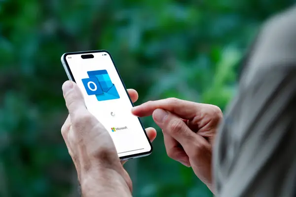 Accès à l'application Outlook sur mobile.