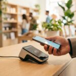 Paiement mobile NFC smartphone terminal sans contact pratique Paiement mobile sans contact smartphone NFC terminal magasin