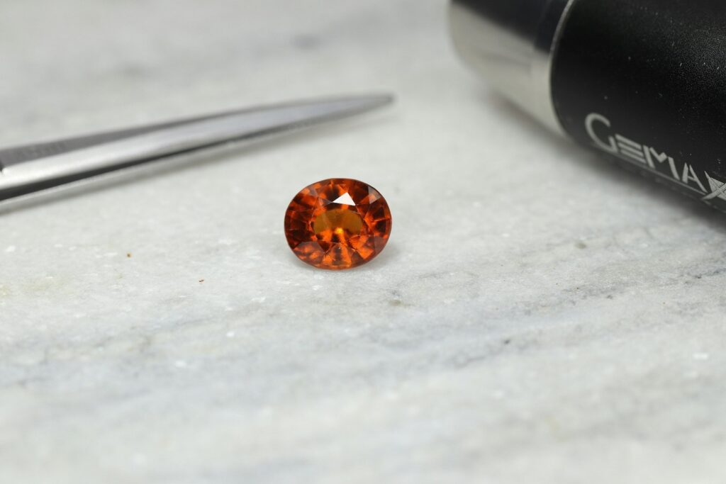 Gros plan d'un Diamant d'investissement et d'un ciseau